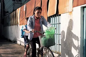 Dù chưa bao giờ dạy con thế nào là tiết kiệm, nhưng chị L. hiểu con gái đã biết quan sát công việc của ba mẹ và chia sẻ phần nào lo toan. Ảnh minh họa