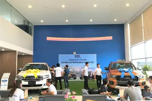 Khách hàng được tư vấn tại Tây Ninh Ford