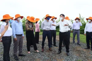 Ông Dương Văn Cường đang thuyết trình với đoàn tham quan