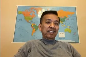 Ông David Dương trao đổi trực tiếp về ý nghĩa của việc trồng cây xanh