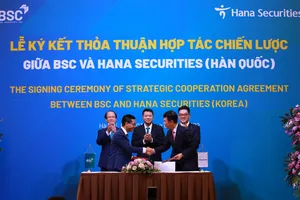 Đại diện lãnh đạo BSC và Hana Securities bắt tay sau khi ký thỏa thuận hợp tác chiến lược