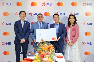 Ông Vũ Thành Trung, Thành viên Ban điều hành MB và ông Safdar Khan, Chủ tịch khu vực Đông Nam Á của Mastercard tại buổi lễ