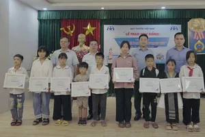 Đại diện Quỹ Toyota trao học bổng “Vòng tay nhân ái” cho học sinh tỉnh Điện Biên