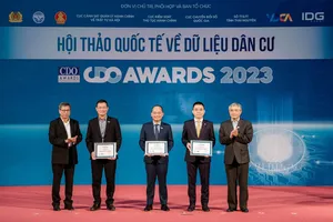 Ông Hồ Nam Tiến (thứ hai từ phải sang) - Phó Chủ tịch Hội đồng Quản trị kiêm Tổng Giám đốc LPBank được vinh danh Lãnh đạo chuyển đổi số tiêu biểu năm 2023