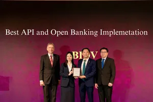 Ông Nguyễn Chiến Thắng, Giám đốc Trung tâm Phát triển Ngân hàng số BIDV và bà Bùi Minh Trang nhận giải thưởng