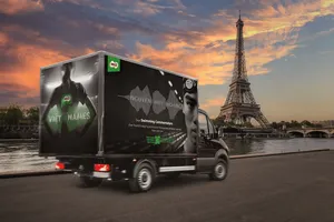 Xe quảng cáo LEDs diễu phố Paris, “dạy” cách đọc tên của vận động viên Việt Nam