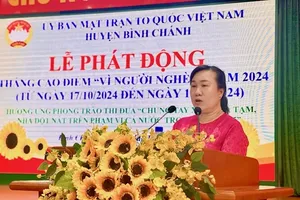 Bà Trương Thoại Linh, Phó chủ tịch Ủy Ban Mặt trận Tổ quốc huyện Bình Chánh phát biểu tại sự kiện