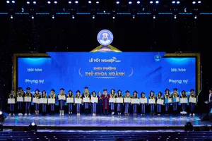 Thủ khoa các ngành được nhà trường khen thưởng tại buổi lễ