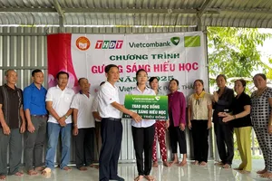 Ông Trần Bá Hậu, Trưởng Phòng Giao dịch Cao Lãnh - Vietcombank Đồng Tháp trao học bổng gương sáng hiếu học cho em Phạm Thị Ngọc Hoa