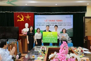 Ban Giám đốc Vietcombank Hà Nội trao quà tặng cho Trường Phổ thông Hermann Gmeiner Hải Phòng