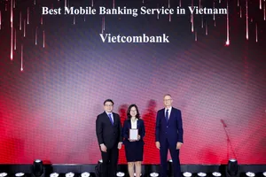Bà Phạm Châu Loa, Phó trưởng Phòng Phát triển Kênh số & Đối tác đại diện Vietcombank nhận giải Ứng dụng Ngân hàng số tốt nhất Việt Nam 2025