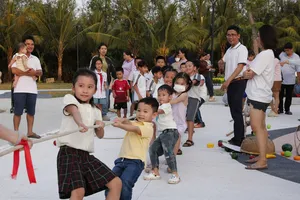 Các em thiếu nhi hào hứng tham gia các trò chơi dân gian trong khuôn khổ lễ khánh thành Công viên P2