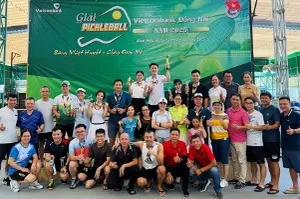 Ban Giám đốc, các VĐV và cổ động viên chụp hình lưu niệm tại giải đấu