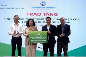 Đại diện Vietcombank và bệnh viện đa khoa tỉnh Yên Bái thực hiện nghi thức trao gói tài trợ an sinh xã hội