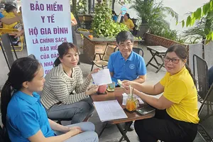 Nhân viên BHXH TPHCM tư vấn chính sách BHXH tự nguyện cho người dân 