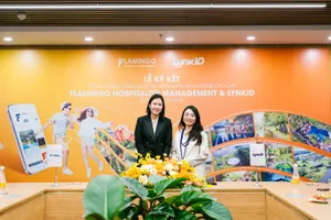 Bà Nguyễn Hương Giang, đại diện Công ty Cổ phần Quản lý Khách sạn Flamingo (bên trái) và bà Trần Tố Uyên, đại diện Công ty Cổ phần LynkiD tại lễ ký kết