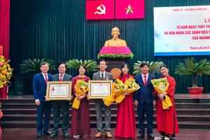 Năm 2025, Bệnh viện Lê Văn Thịnh đón nhận Huân chương Lao động hạng ba; Thầy thuốc ưu tú - BS Trần Văn Khanh (đứng giữa), Giám đốc bệnh viện, đón nhận Huân chương Lao động hạng nhì