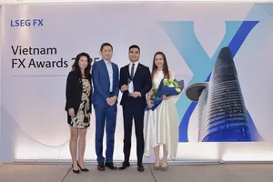 Đại diện Vietcombank nhận danh hiệu "Best FXall Taker"