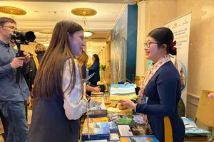 Đối tác tìm hiểu thông tin tại gian hàng của Saigontourist Group 