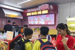 Khách hàng chọn món tại trạm mì