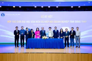 Đại diện Trường Đại học Văn Hiến ký kết hợp tác với doanh nghiệp