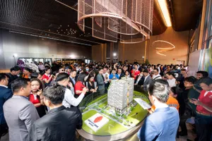 Đông đảo khách quan đón xem sa bàn