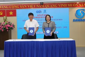 Bà Võ Thị Trung Trinh, Giám đốc Trung tâm Chuyển đổi số và ông Trần Quang Minh, Tổng Giám đốc SAWACO ký kết kế hoạch liên tịch giữa hai đơn vị