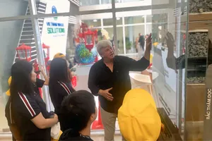 Ông Kevin Moore, Giám đốc điều hành VWS giải đáp các thắc mắc về quy trình xử lý rác cho các em học sinh