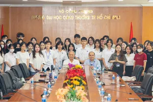 Sinh viên chương trình liên kết quốc tế 2+2 ngành Ngôn ngữ Trung Quốc giao lưu với giáo sư nước ngoài trong buổi chia sẻ với chủ đề “Học tập tiếng Trung hiệu quả”