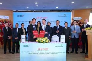 Lãnh đạo Vietcombank và lãnh đạo IDICO hoàn thành nghi thức ký kết thỏa thuận hợp tác
