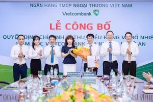 Ông Lê Quang Vinh, Phó Bí thư Đảng ủy Vietcombank, Tổng Giám đốc Vietcombank và bà Nguyễn Thị Thu Thu, Quyền Giám đốc Ngân hàng Nhà nước chi nhánh Khu vực 8 chụp ảnh lưu niệm cùng đại diện Ban Giám đốc Vietcombank Nghệ An và Vietcombank Vinh