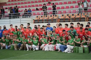 Thành viên độc lập và Nhân viên Herbalife đến sân cổ vũ cho Đội tuyển bóng đá Quốc gia