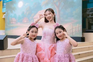 Cặp song sinh Bella - Rita biểu diễn cùng Nhạc sĩ, ca sĩ Satila Hồng Vịnh