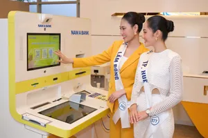 Các thí sinh trải nghiệm không gian giao dịch tại Nam A Bank