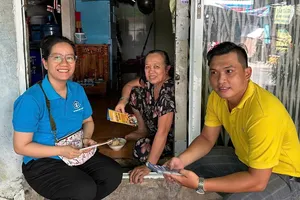 Viên chức, người lao động cơ quan BHXH khu vực XXVII tuyên truyền chính sách BHXH đến người dân