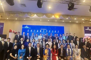 Ban lãnh đạo Hội Doanh nhân Sài Gòn chụp hình lưu niệm 