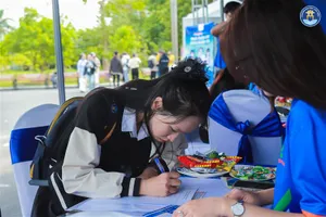 Sinh viên Văn Hiến được tiếp xúc, tìm hiểu nhu cầu tuyển dụng trực tiếp từ các doanh nghiệp tại Ngày hội việc làm 2025