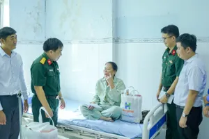 Đại diện Ban lãnh đạo Tỉnh Đồng Tháp, Bệnh viện Quân y 175 và Quỹ Trái tim Hùng Hậu thăm hỏi bệnh nhân sau phẫu thuật