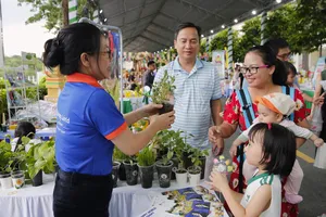 Bé học cách chăm sóc cây xanh tại nhà tại Ngày hội 2024