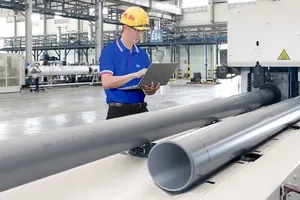 Nhân viên đang kiểm tra ống nhựa tại nhà máy. Ảnh: BMP