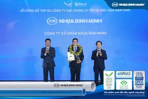 Đại diện lãnh đạo Nhựa Bình Minh nhận giải “Top 50 Công ty Đại chúng uy tín và hiệu quả (VIX50)”