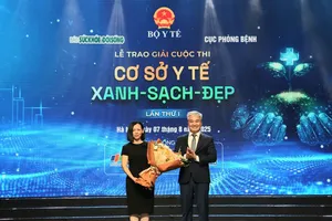 Nhà báo Trần Tuấn Linh, Tổng Biên tập Báo Sức khỏe và Đời sống tặng hoa bà Nguyễn Bạch Điệp, Chủ tịch FPT Retail kiêm Tổng Giám đốc Hệ thống nhà thuốc và tiêm chủng Long Châu - đại diện Nhà tài trợ cuộc thi