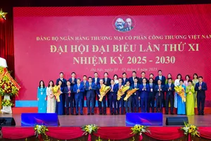 Đồng chí Bùi Thanh Sơn, Ủy viên Ban Chấp hành Trung ương Đảng, Phó Thủ tướng Chính phủ, Bộ trưởng Bộ Ngoại giao cùng các đồng chí lãnh đạo Đảng ủy Chính phủ, Ngân hàng Nhà nước Việt Nam tặng hoa chúc mừng 28 đồng chí trúng cử Ban Chấp hành Đảng bộ VietinBank khóa XI, nhiệm kỳ 2025 - 2030