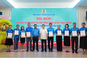 Ông Lâm Quốc Thanh, Phó Bí thư Đảng ủy, Tổng Giám đốc; thành viên Ban Thường vụ Đảng ủy, lãnh đạo phòng ban, đoàn thể SATRA tại Hội nghị công bố quyết định hạ cấp Công đoàn cơ sở trực thuộc