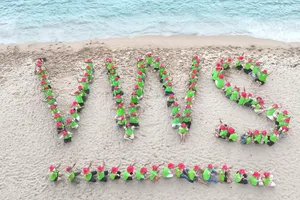 Công nhân viên Công ty VWS chụp ảnh lưu niệm trên bãi biển Vĩnh Hy