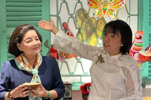 Bà Lâm Thụy Nguyên Hồng (bên phải) giới thiệu không gian Win Studio