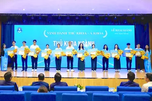 Các tân sinh viên là Thủ khoa, Á khoa Trường/Ngành được vinh danh và trao tặng học bổng tại Lễ Khai giảng năm học 2024-2025