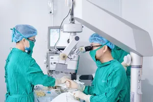 BS-CK2 Trần Bá Kiền đang phẫu thuật đặt Paul Glaucoma Implant vào mắt bệnh nhân bị glaucoma. Ảnh: BVCC