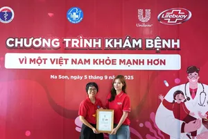 Đại diện Hội Thầy thuốc trẻ trao tặng bằng khen cho thương hiệu Lifebuoy với những đóng góp cho chương trình