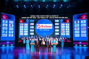 Đại diện Solaso nhận giải thưởng "Doanh nghiệp xuất sắc hàng đầu"